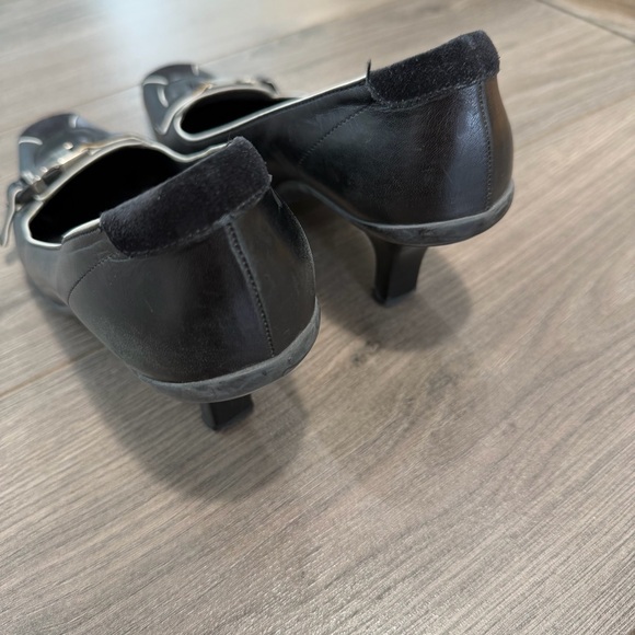 Prada Black Leather Square-Toe Low-heel pumps - Picture 6 of 10